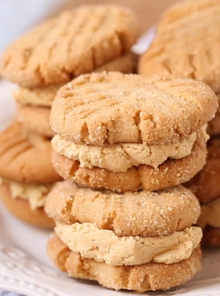 Machine-made cookies filled with almond cream