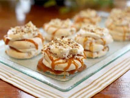 Almond meringues with caramel