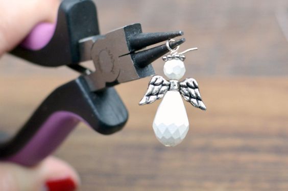 Instructions for making earrings with angel wings from beads.