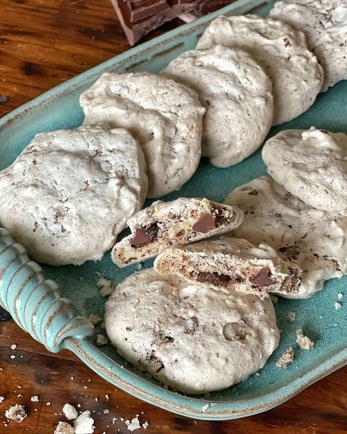 Almond and chocolate meringue cookies