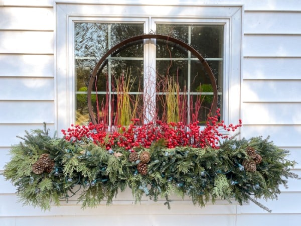 Decoration in the form of an outdoor box.