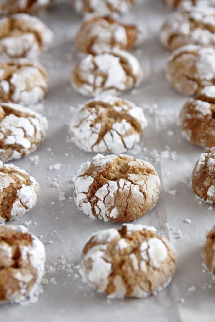 Almond cookies with cinnamon and maple syrup flavor.