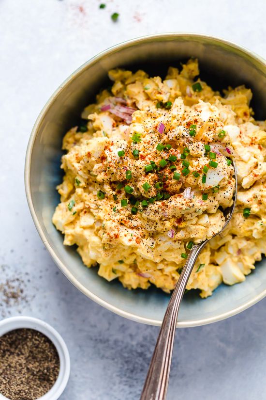 Bowl with egg, mayonnaise and herb spreads.