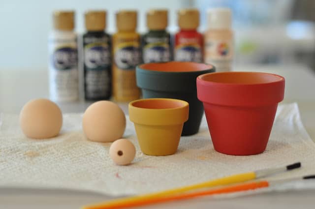 We first paint the flowerpots with acrylic paint. They will then be characters from the nativity scene.