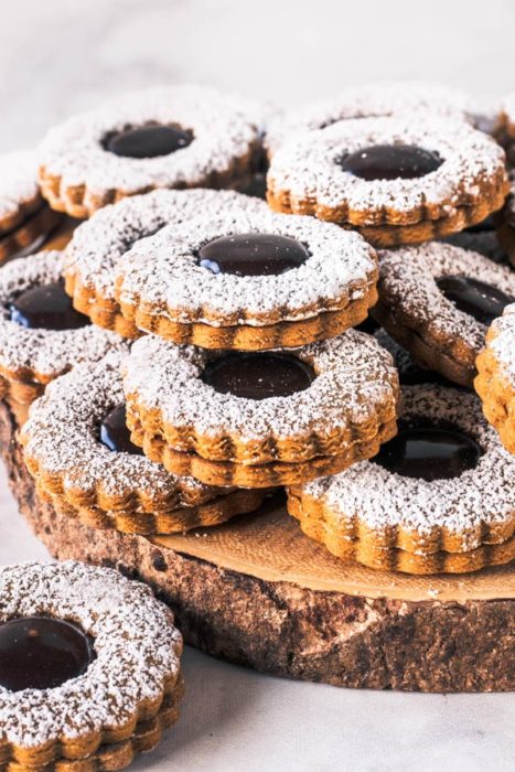 Linnaeus cookies with spelled flour served on a wooden board