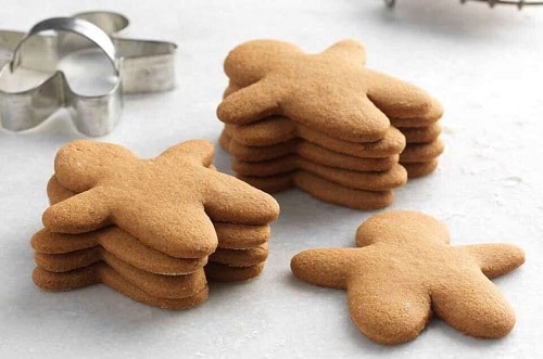 Brown gingerbread figures in the shape of gluten-free flour.