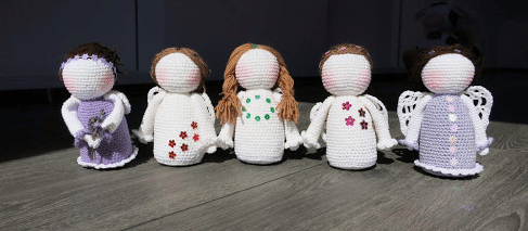 Crocheted little angels in dresses - production instructions.