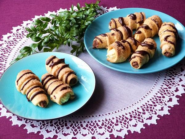 Honey dough tubes filled with cream and decorated with chocolate