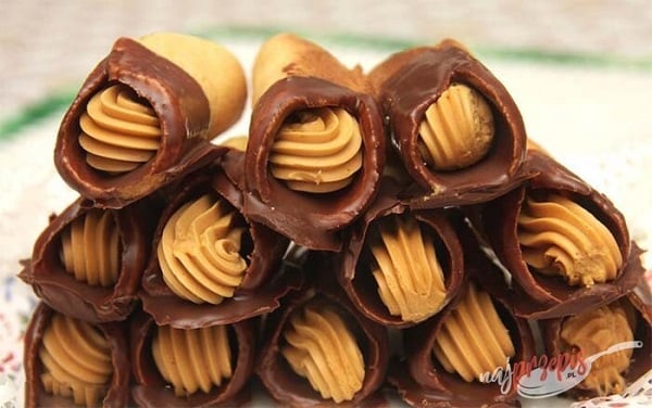 Tubes with honey and caramel cream dipped in chocolate