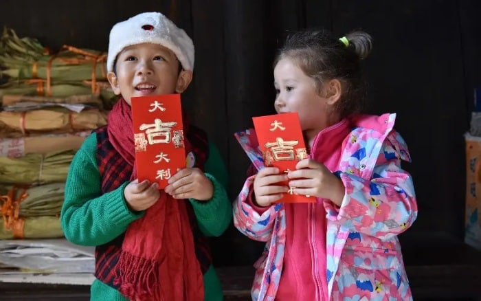 Chinese children with new year red envelopes.