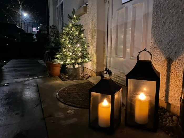 Lanterns hajo outdoor Christmas decoration.