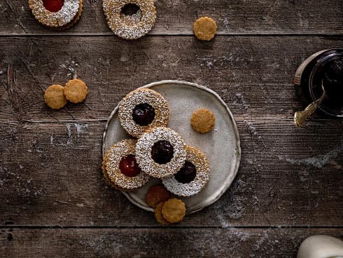 Rye cookies filled with marmalade.