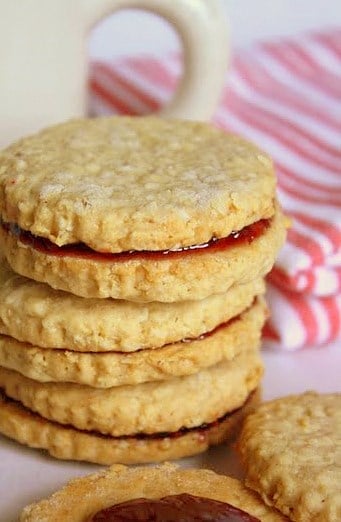 Oatmeal cookies from Linz with a simple shape