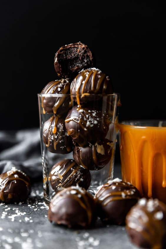 Balls in dark chocolate with an interior of Lotus biscuits.