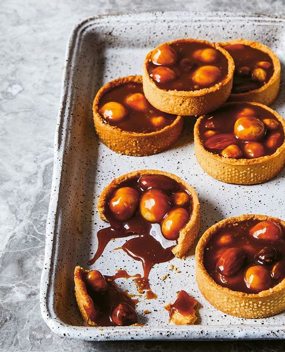 Small tartlets filled with cream and salted caramel with macadamia nuts.