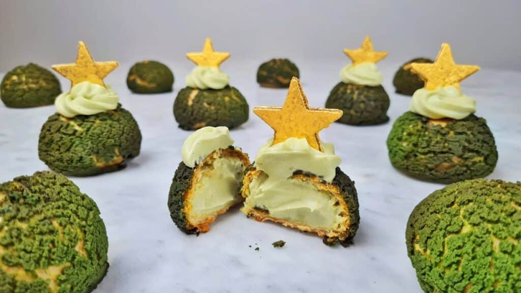 Confectionery with a green tea flavor filled with cream and decorated with a gilded star.