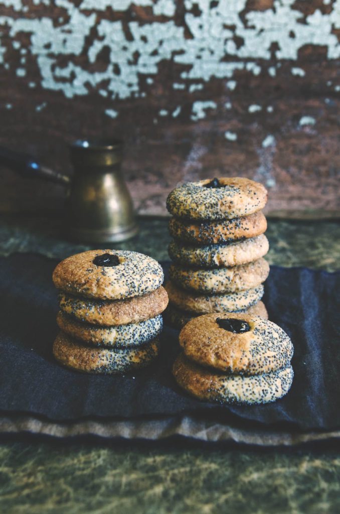 Healthy poppy seed cookies with ground poppy seeds.