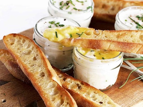 Potato and egg spread with toasted pastry