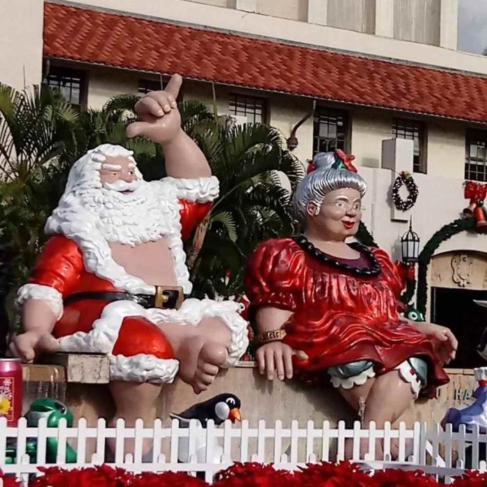 Waving Santa Claus in Honolulu.