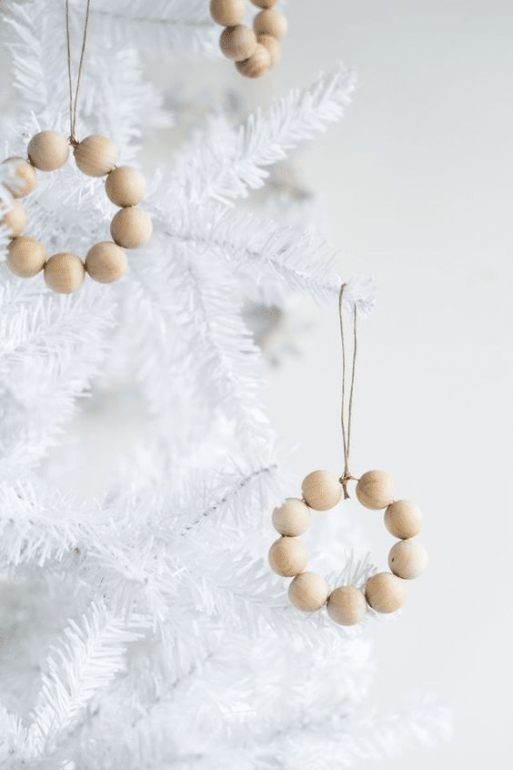 Instructions for easy wooden ornaments made of beads in the Nordic style.