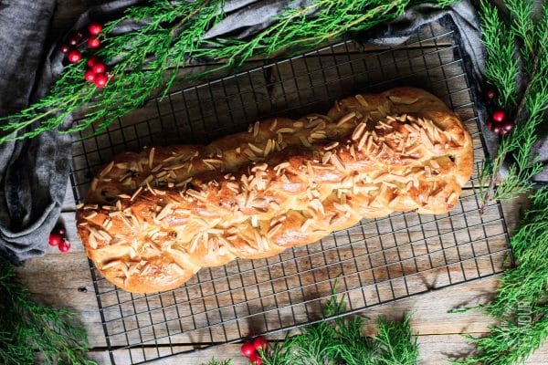 Yeast Christmas cake with almonds.