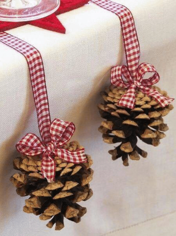 Christmas table decorations made of pine cones.