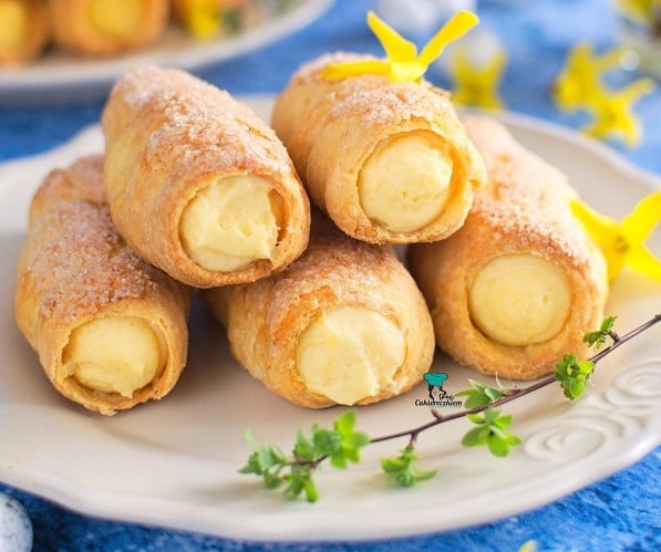 Honey tubes filled with cream with egg liqueur