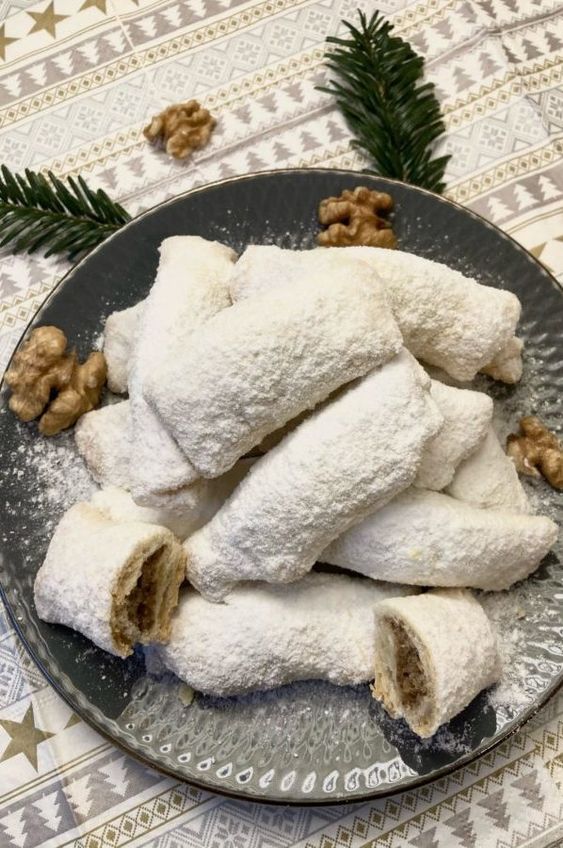 Sugar-dusted rolls filled with nut filling.