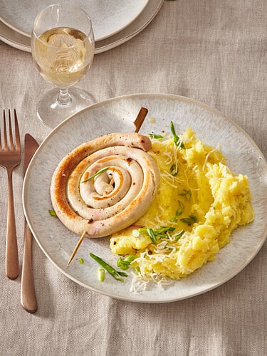 Plate with wine sausage and horseradish mashed potatoes