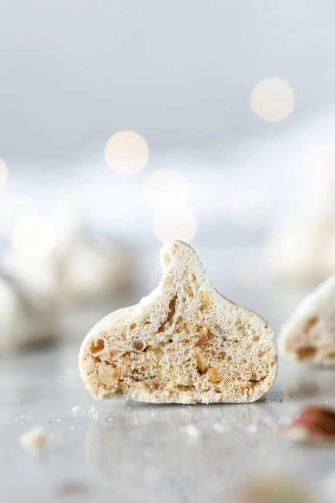 Halved meringue with cinnamon and roasted hazelnuts.