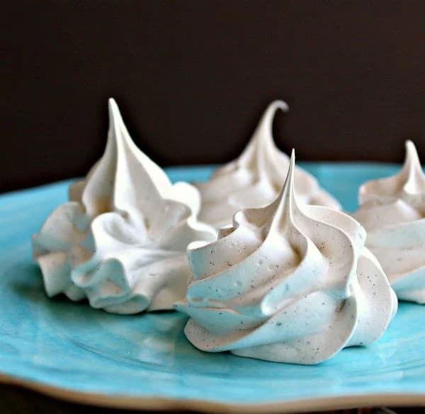 Snow meringues with vanilla and cinnamon on a plate.