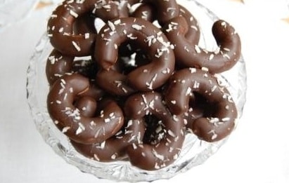 Hazelnut rolls with chocolate and coconut in a glass bowl.